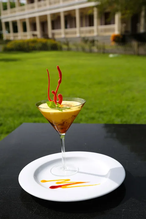 Crumble med rom-iskrem og vanilje-sabayon.