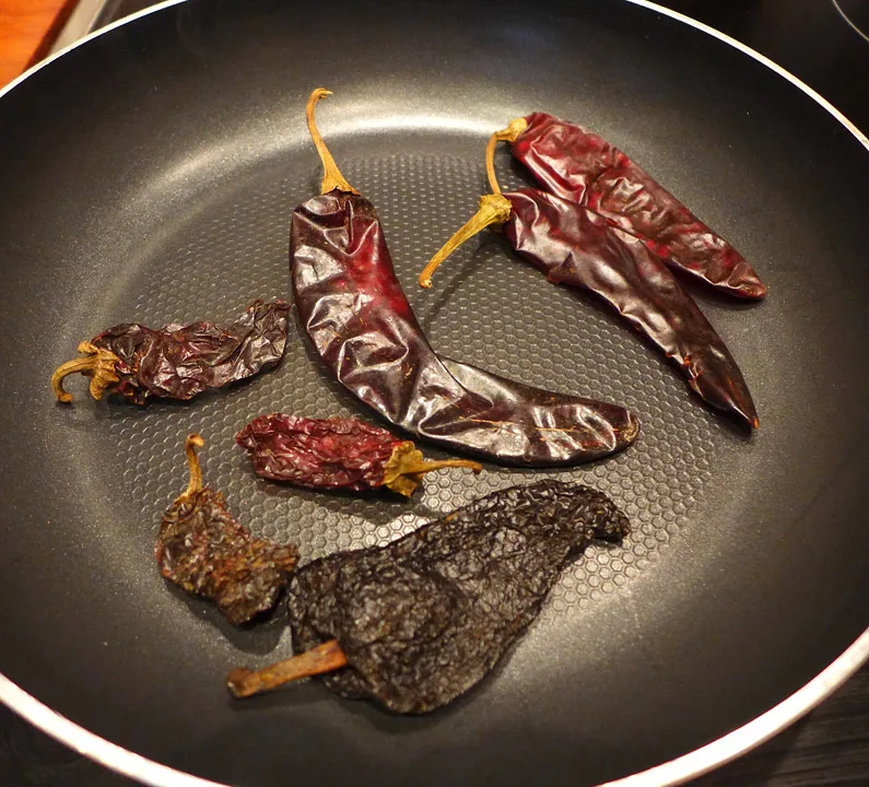 Rist de tørkede chiliene i en varm panne.