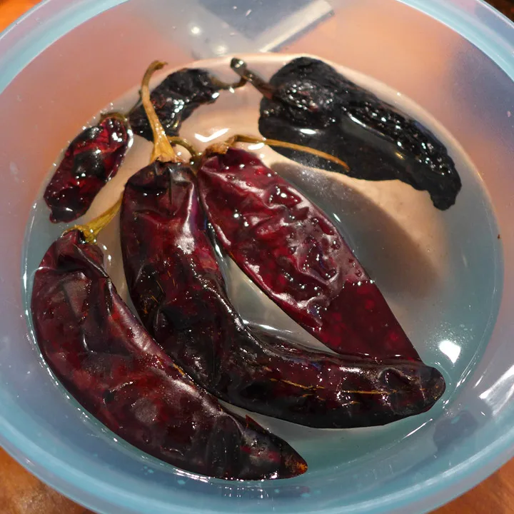 Bløtlegg chiliene i 15 minutter.