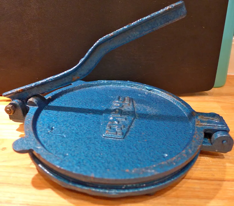 Chipati-jern kjøpt på Mauritius. Perfekt til å flate ut tortilla.