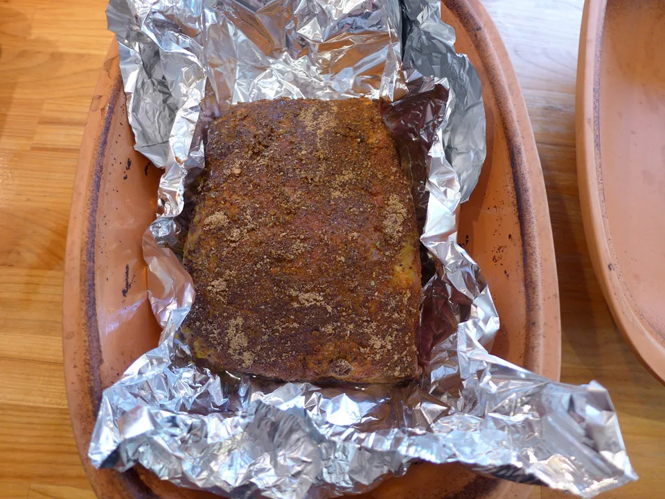 Legg folie mellom kjøttet og vannet.