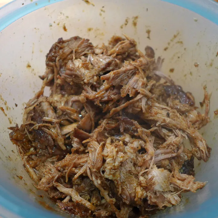 Kjøttet blandes med sausen.