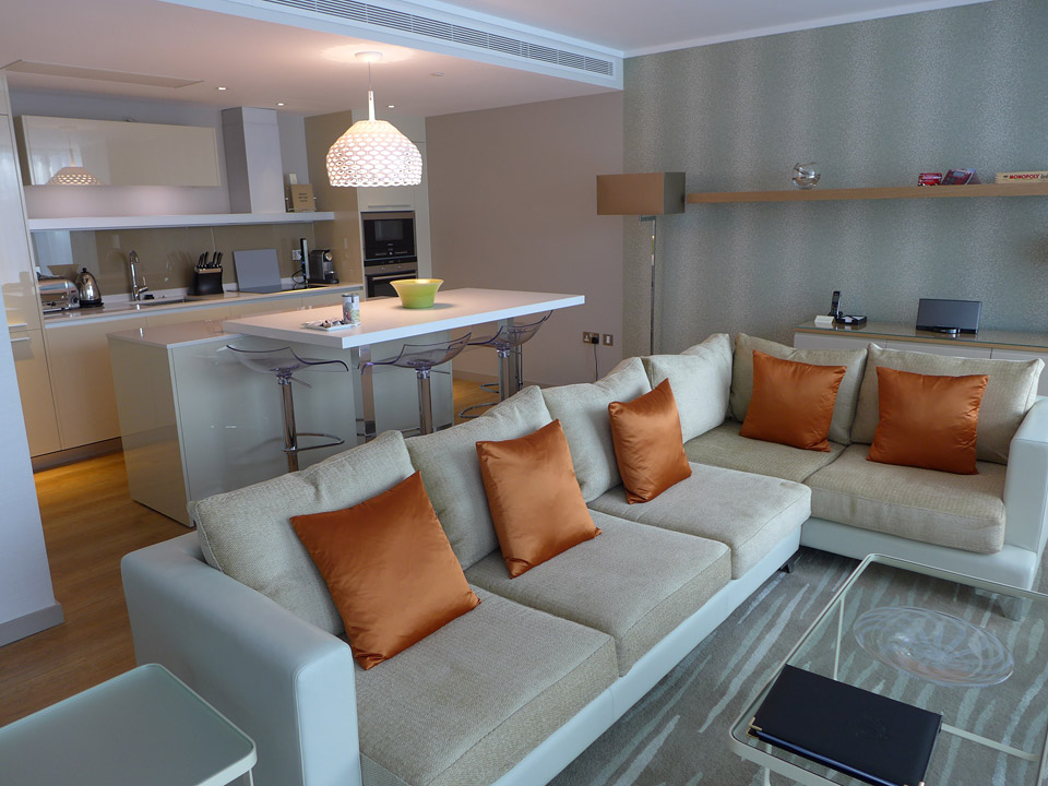 Stue og kjøkken på Chaval Three Quays Hotel. Sinnsykt lekkert.