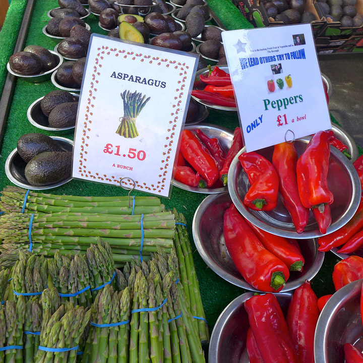 Fristende grønnsaker på fristende marked.