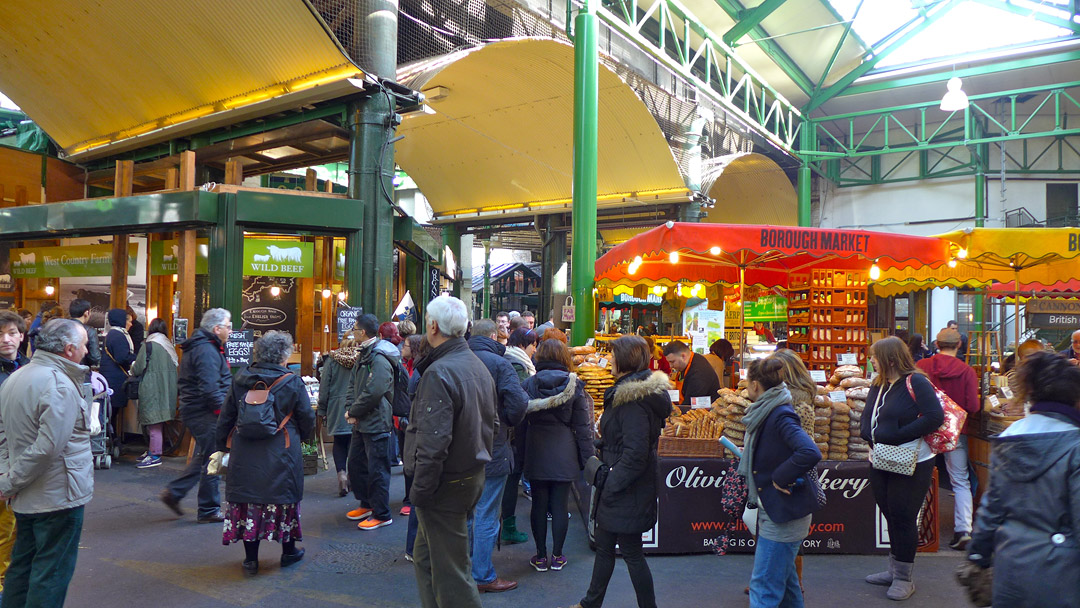 Mange folk på markedet en lørdag.