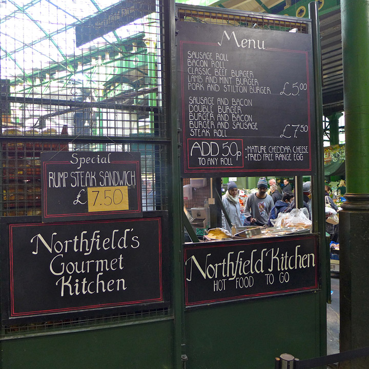 Sørg for å smake noen av godbitene som lages på markedet.