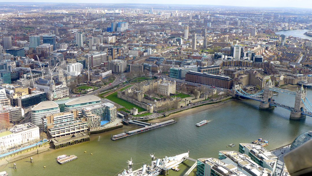 Utsikt fra The Shard. Hotellet jeg bodde på ligger rett over elven med bassenget, som ikke er et svømmebasseng.
