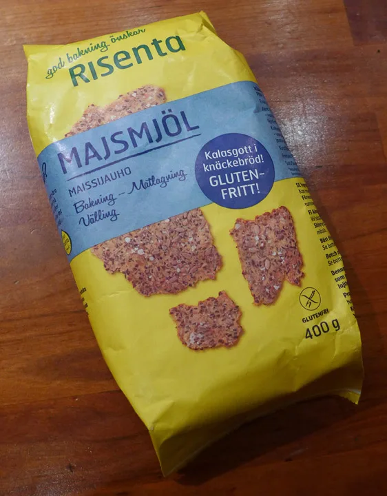 MAismel til tortillaene. Jeg laget tortillaene slik: 250 g maismel 1 stor klype flaksalt 2 ss smeltet smør ca 1 dl lunkent vann en neve hvetemel. Kna sammen og la deigen hvile 30 minutter før du kjevler den tynt ut og steker en og en i en varm, tørr panne. Legg tortillaene på tallerken med folie over slik at de holder seg myke.