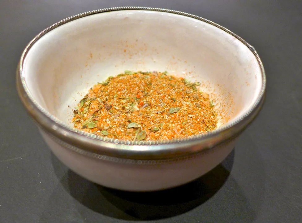 Krydderblandingen lager du selv: 1 ts paprika, 1 1/2 ts spisskumminfrø, 2 ts flaksalt, chilipulver etter smak, 1 ts tørket oregano, 1/2 ts hvitløkspulver, 1 ts løkpulver. Kvern til pulver.