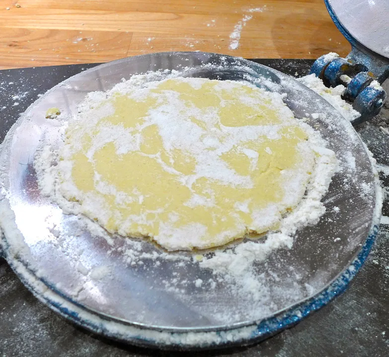 Maistortillaer kjevles tynt eller presses tynt i tortillajern, slik jeg har. Kjevle går vel så fint, altså.