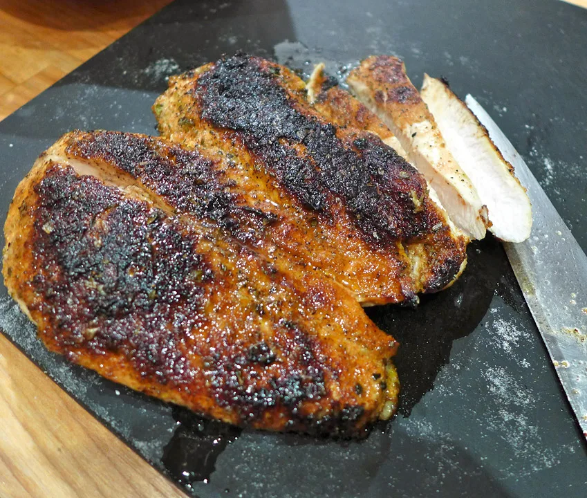 Stek kyllingen til den er fin og gjennomstekt, men ikke tørr. Pga av alle krydderne, blir kyllingen ganske mørk i fargen etter steking. Det gjør ikke noe.