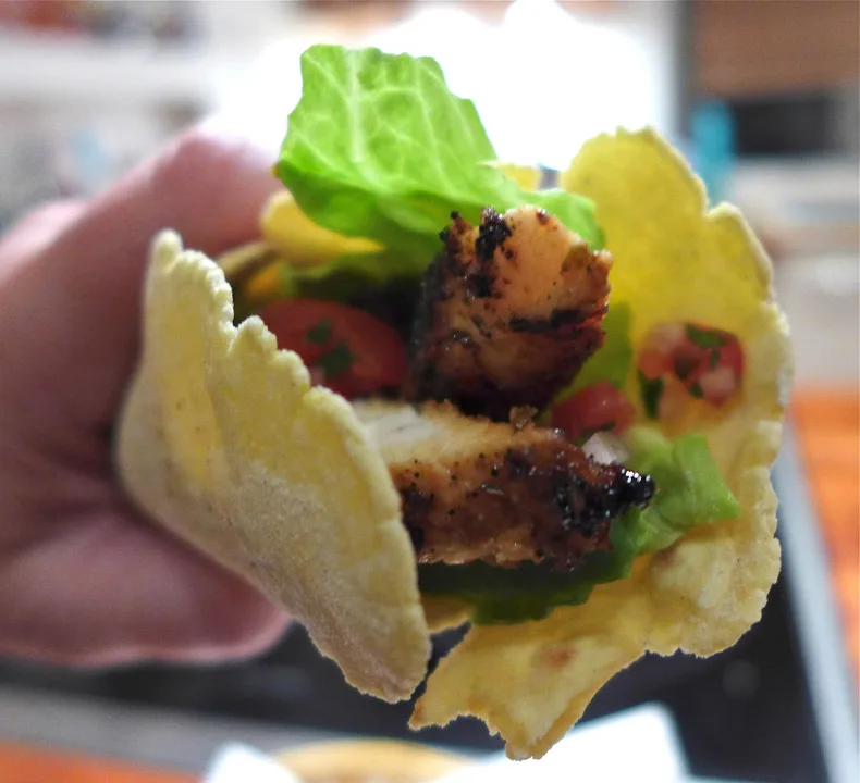 Det er da mye lettere å spise tortilla som er myk enn de knasende tacoskjellene der alt renner ut?