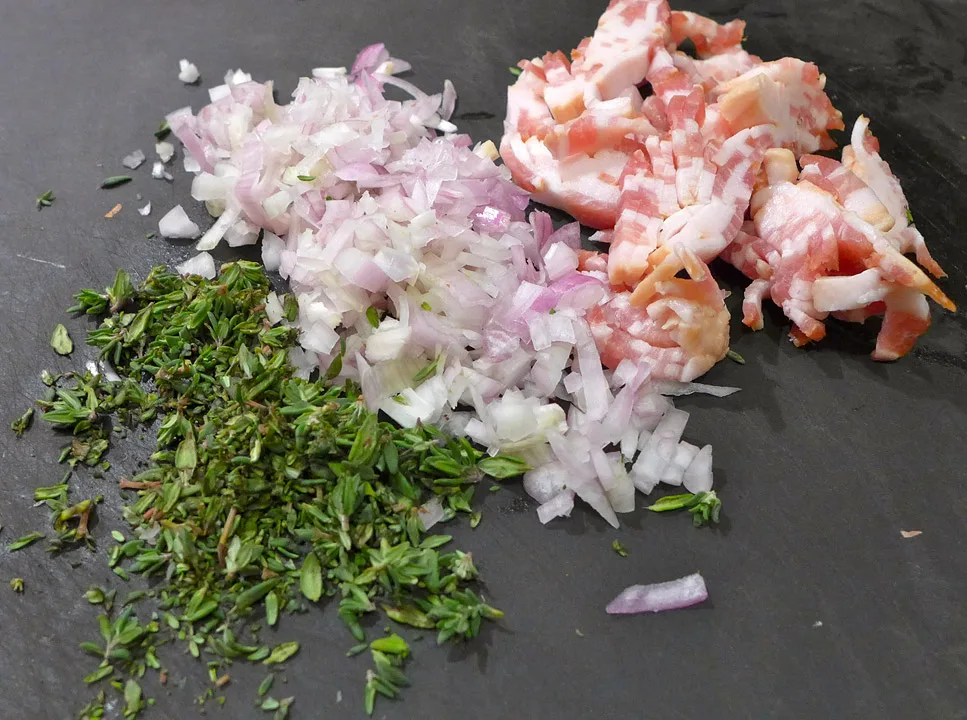 Timian, bacon og løk