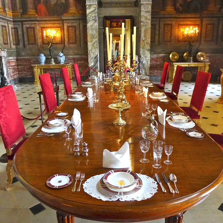 Tenk å sitte ved dette bordet, da. Det gjør faktisk de som eier slottet. De spiser her hver jul. Heldiggriser.