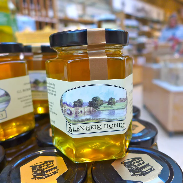 I giftshoppen får du kjøpt herlige ting fra området.