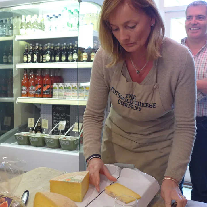 Lisa skjærer smakebiter av Smart's Single Gloucester