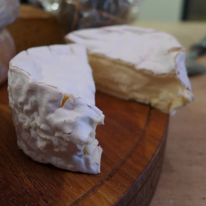 Neste ost ut er St Eadburgha. Dette er en blanding mellom Brie og Camembert.