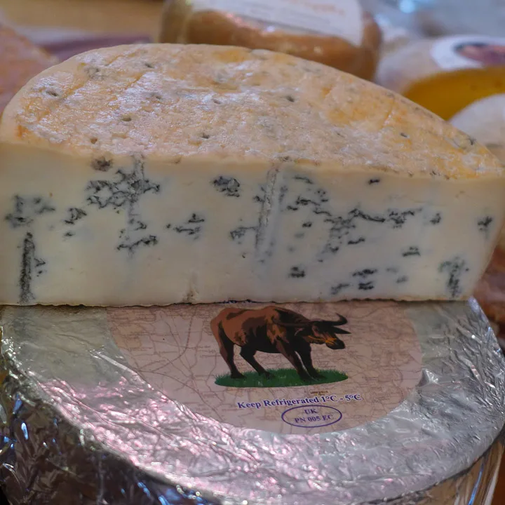 Shipstone Blue: Lagget av melk fra vannbøfler. Modnet i grotte. Sterk og kremete smak.