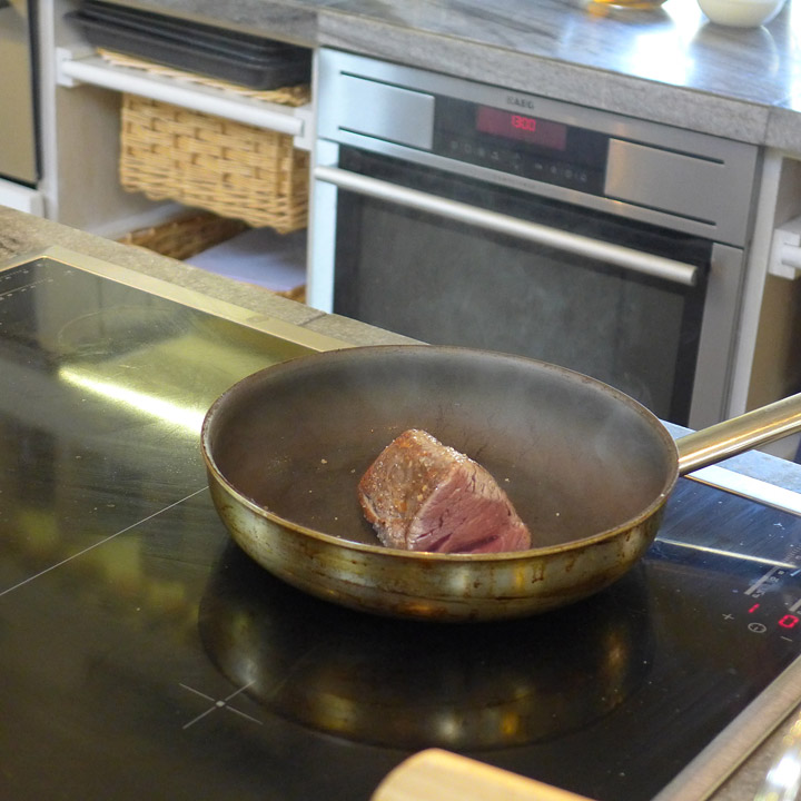 Kjøttet kal såvidt i pannen