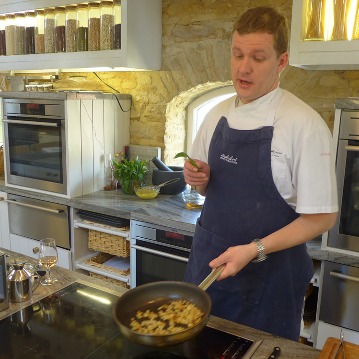 Kokken Steve steker poteter