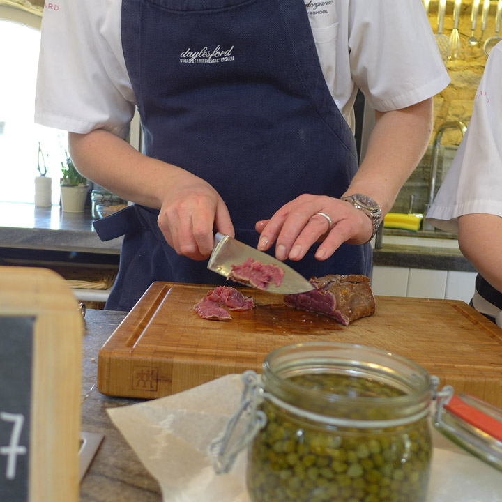 Kjøttet skjæres så tynt som mulig