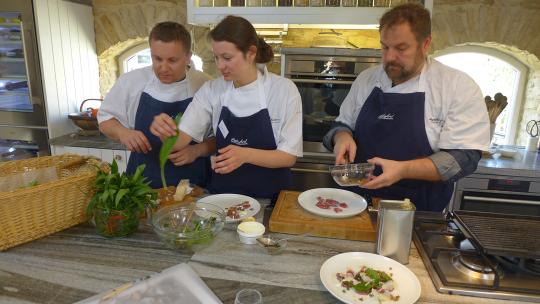 Matbloggere lærer å lage mat.