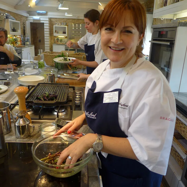 Svenske Hedvig lager mat på kurset.