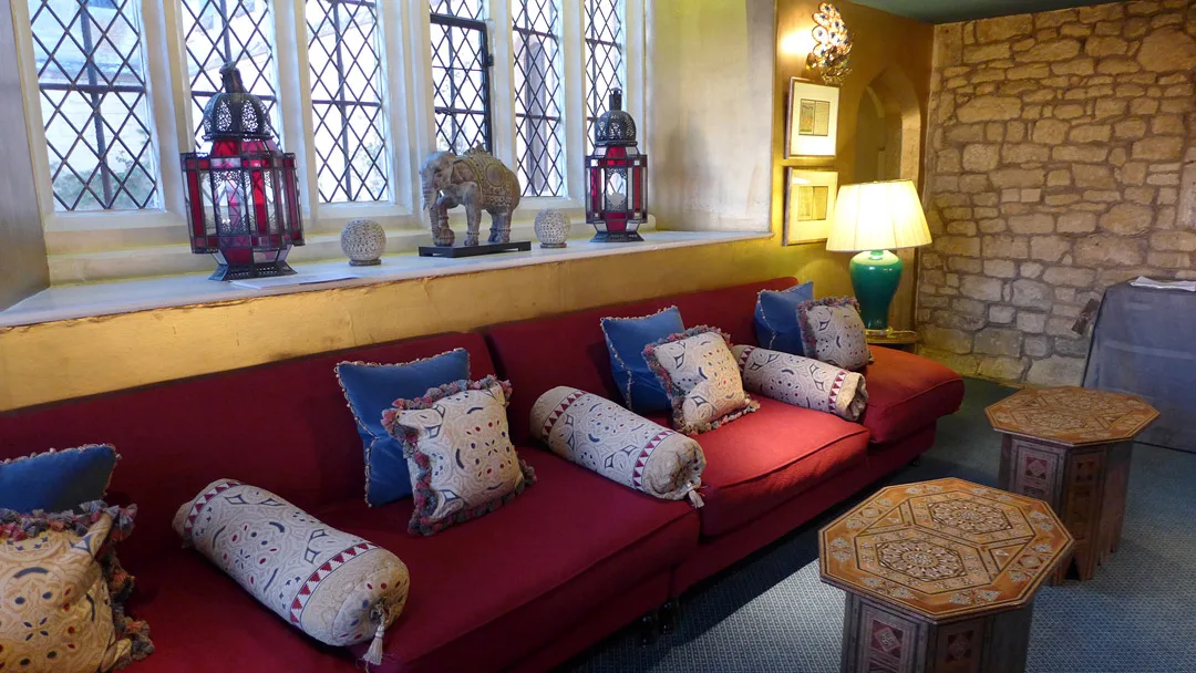 På mezzaninen fikk vi servert champagne og kanapeér. Rommet er inredet i Indisk stil. Den 1. Earl of Ellenborough var tidliger guvernør i India. Han overtok byggningen i 1833.