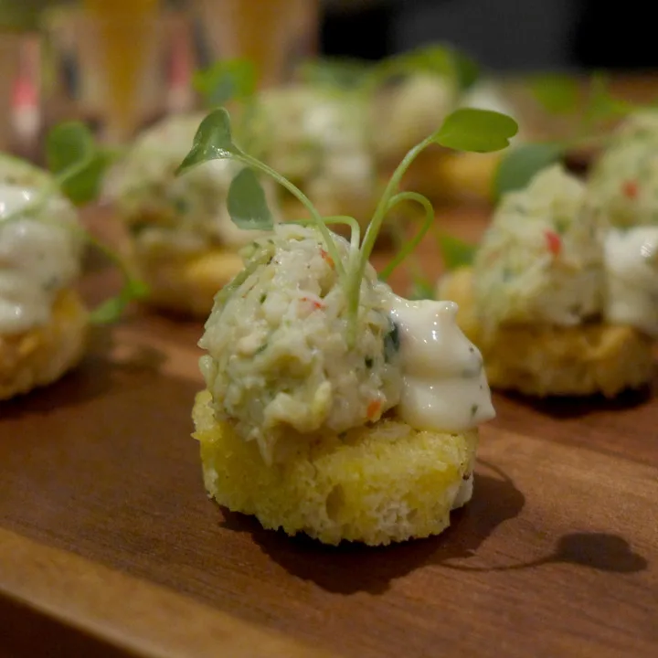 Deilige kanapeér med krabbekrem.