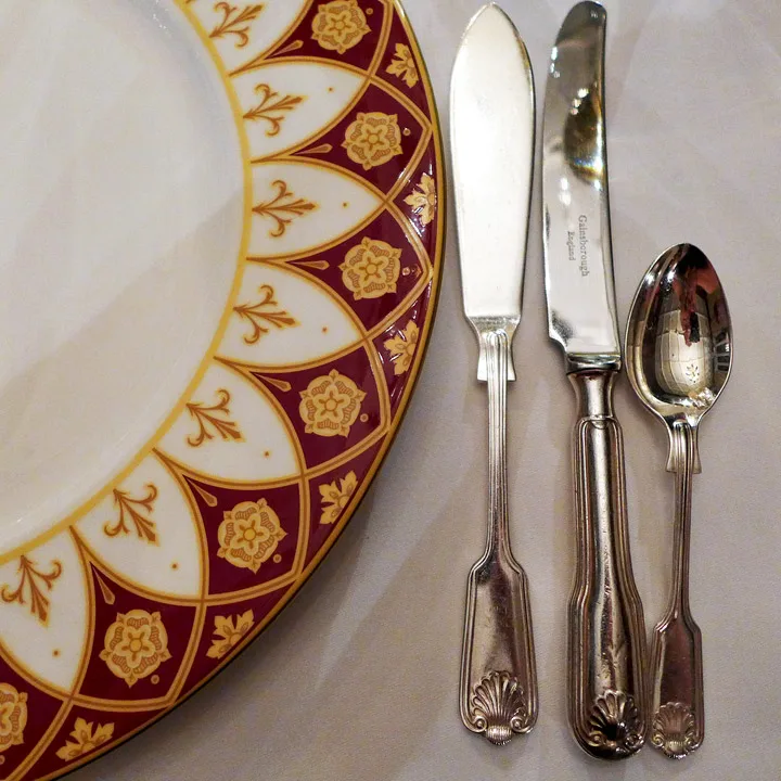 Slottets service. Våpenskjoldet går igjen i borden på fatet.