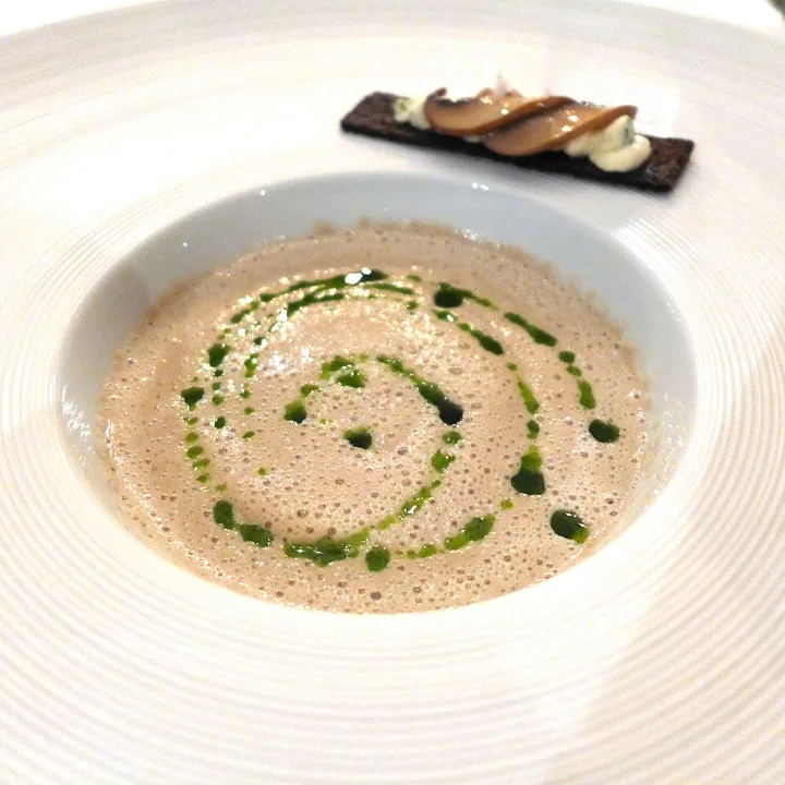 Nydelig, kremet økologisk soppsuppe med rugtoast med syltet sopp og kremost på toppen. Persilleolje op suppen.