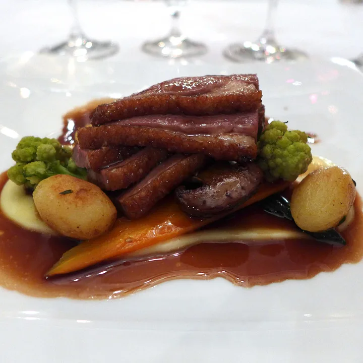 Andebryst med pastinakkpuré, brokkoli og saus laget på bringebæreddik. Servert med en deilig australsk shiraz.