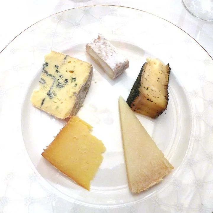 Mitt ostefat. Jeg måtte velge mellom 14 lokale oster. Det var ikke lett.