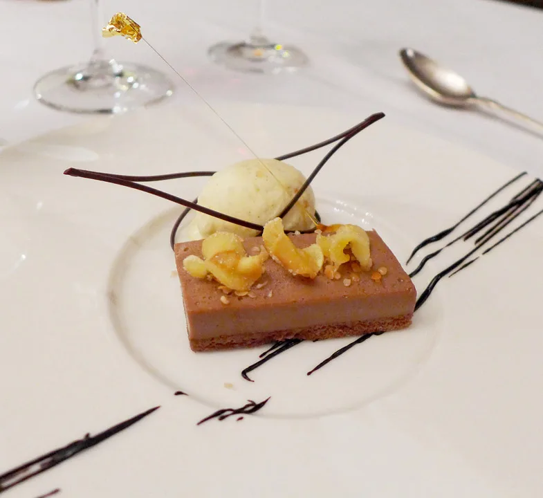 Sjokolade med mandelis og pastinakkchips