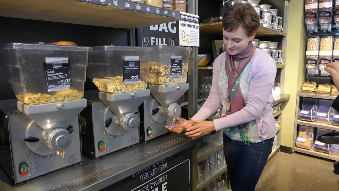 Ferdig nøttesmør kommer ut av kvernen.