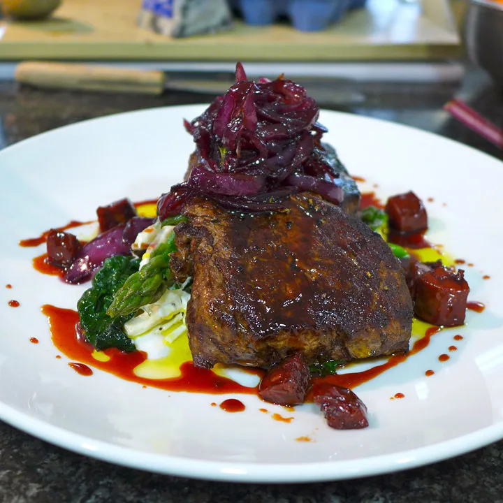 Oksefilet med chorizo, løkmarmelade, sellerisalat og asparges