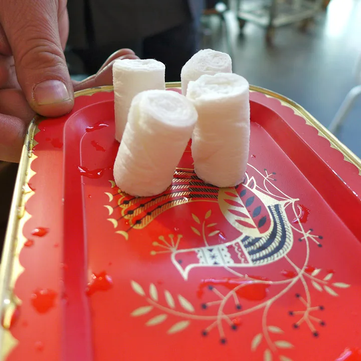 Så får man varme kluter til å tørke hendene. Sympatisk detalje.