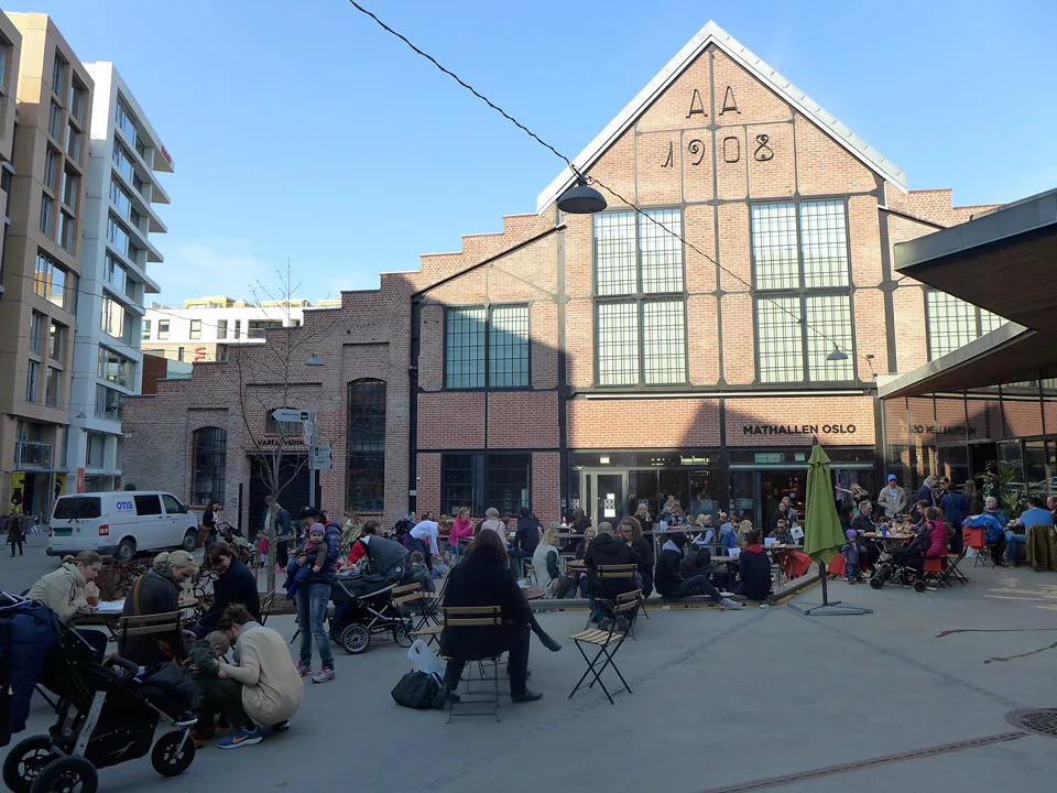 Mathallen i vårsol.