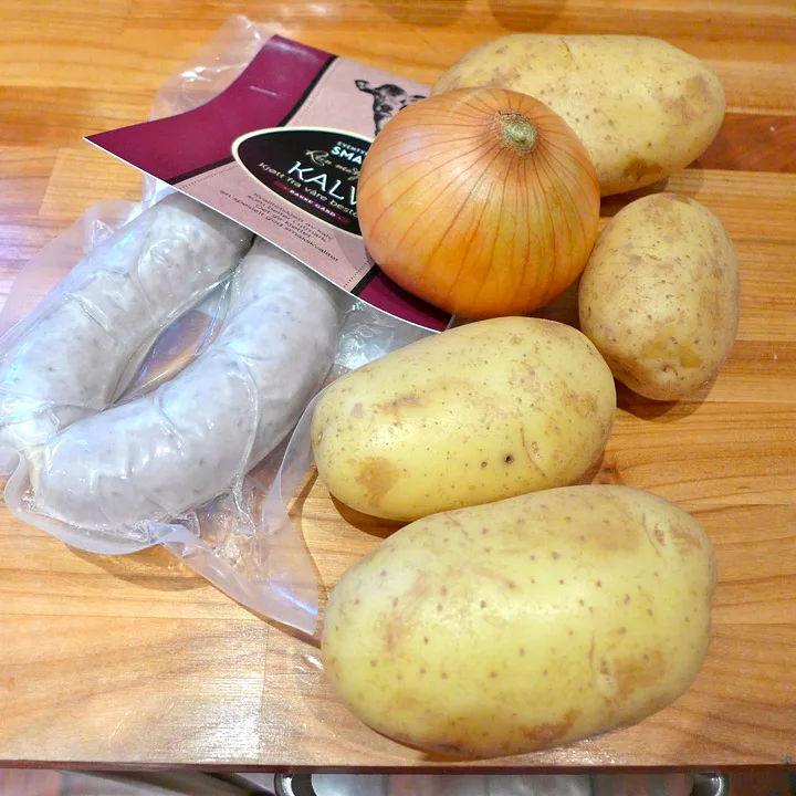 Pølser, poteter og løk. Basis for middag.