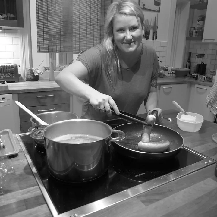 Jeg steker pølser og er blid som en sol.