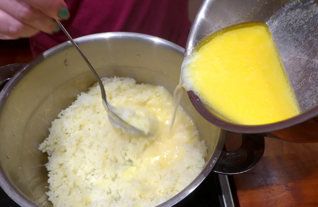 Smørmelken skal i potetmassen. Det gjør potetmosen supersaftig.