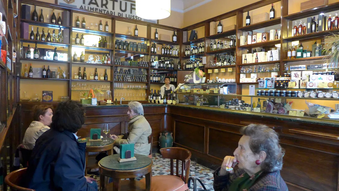 Kun fire bord i hele rommet. Lokale mennesker som unner seg en trøffeltreat.