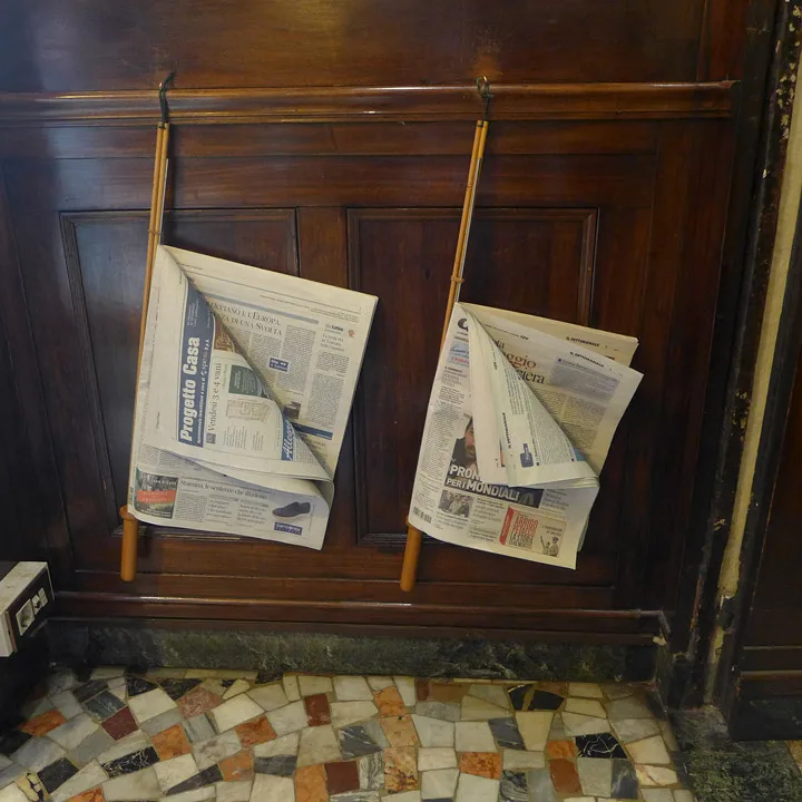 Ut fra datoen på avisen befinner vi oss i 2014. Ut fra lokalet er ikke det lett å se.