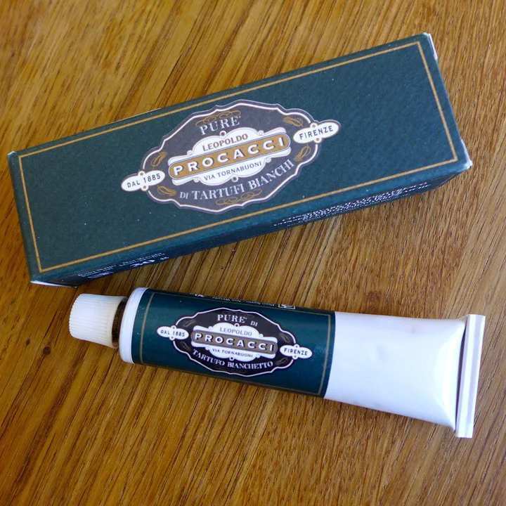 Krem av hvit trøffel. 98% ren trøffel. Denne skal jeg blande ut med kremost og servere på nybakte rundstykker. 28 euro per tube. Klart det er dyrt, men denne er drøy!