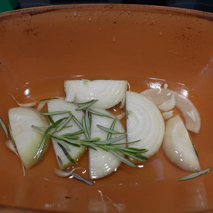 Løk, hvitløk, rosmarin, vin og vann
