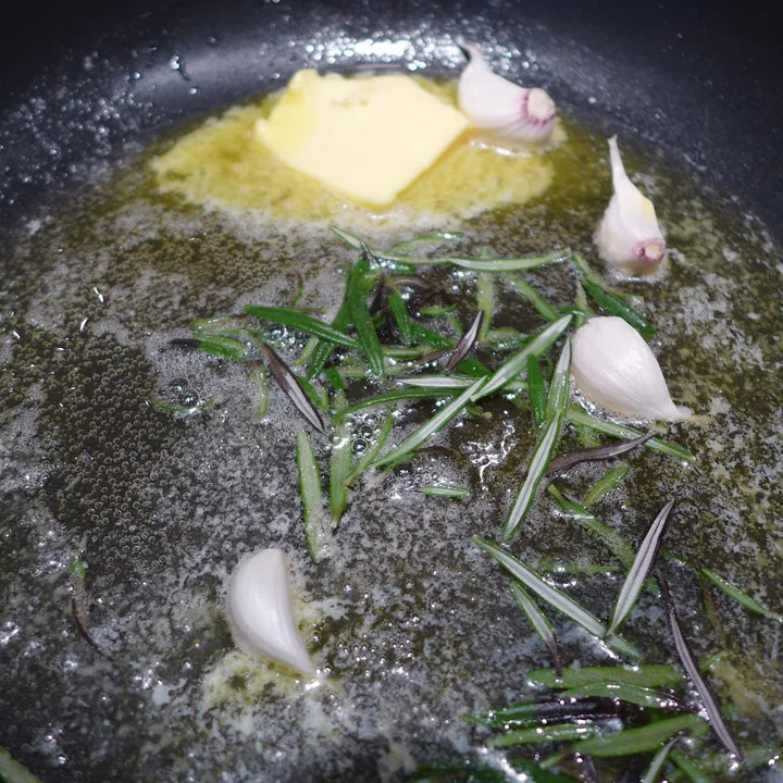 Tilsett rosmarin og hvitløk