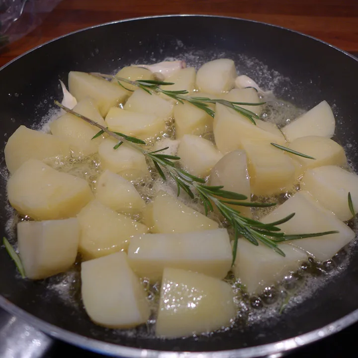 La potetene bli sprø. Salt med flaksalt.