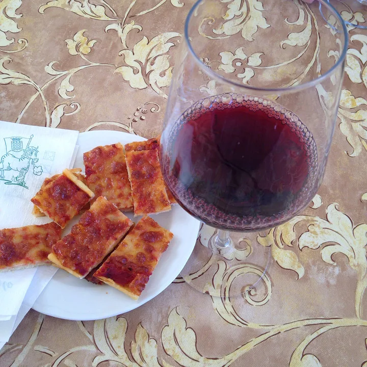 Chianti og små mini-pizzastykker