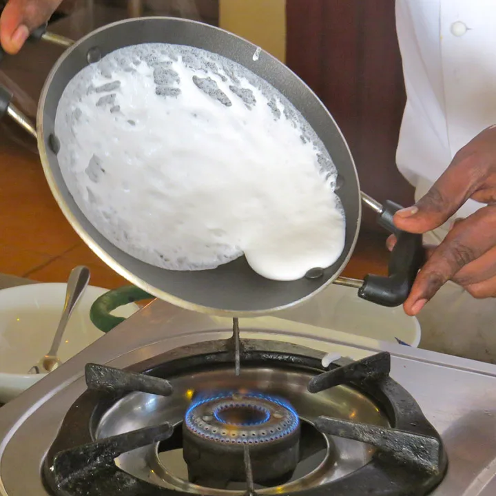 Appamrøre i pannen.