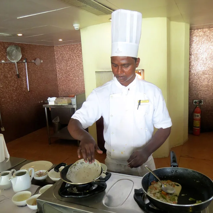 Kokken viser hvordan det skal gjøres